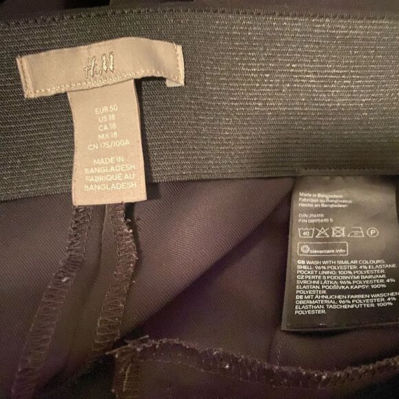 H & M Black Pleated front elastic waist trousers, size 18 - Picture 3 of 3